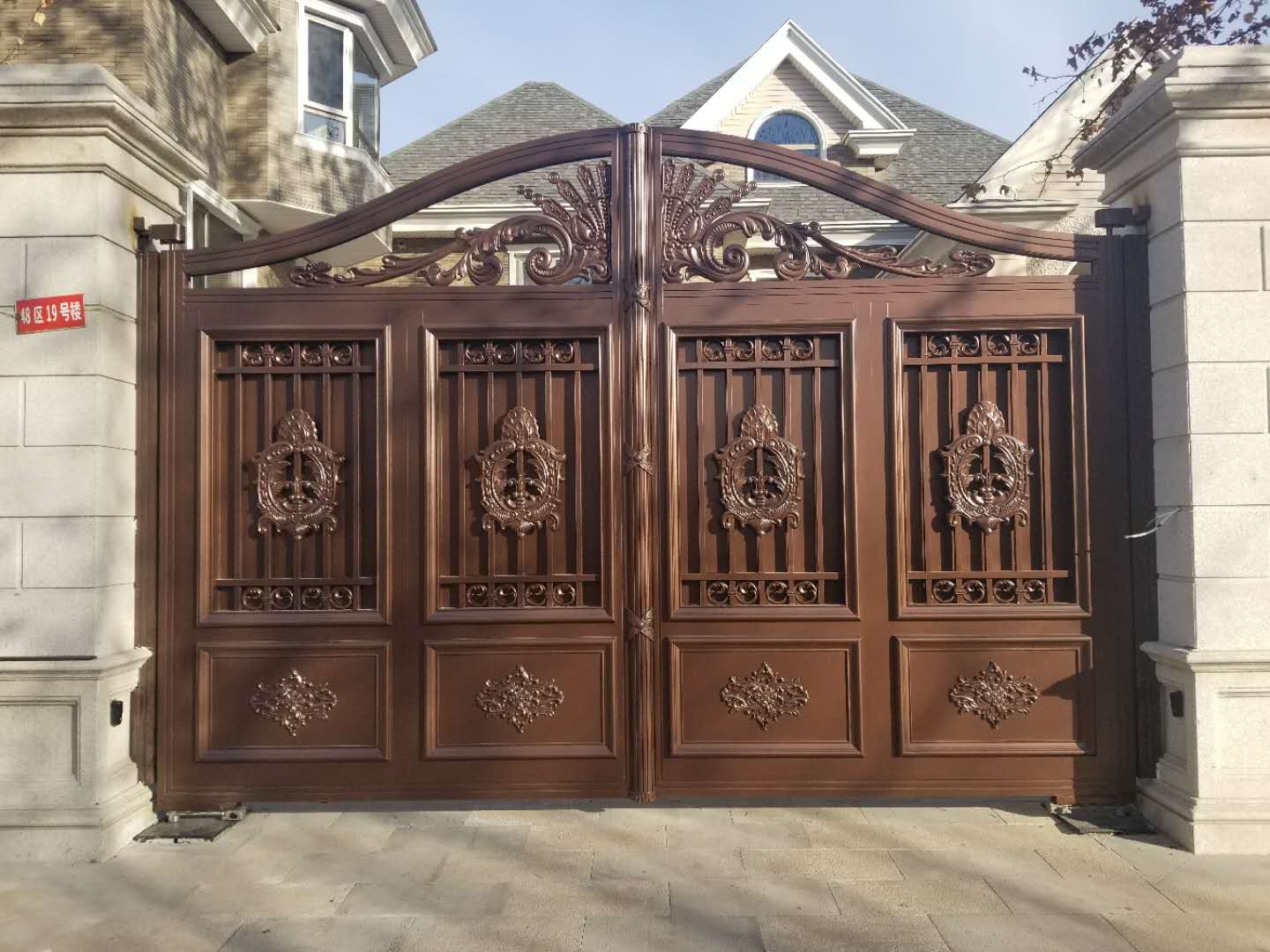 如何設(shè)計(jì)出適合周圍環(huán)境的別墅大門