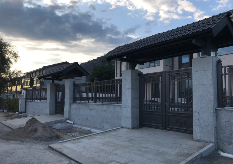 北京龍聚山莊電動(dòng)平開(kāi)門(mén)電機(jī)及圍欄安裝